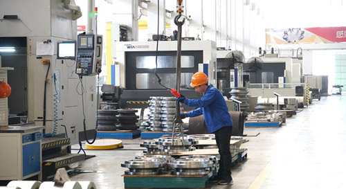 春节车间话生产   听取“忙”声一片